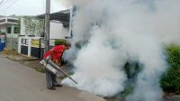 Warga Graha Asri RT 04 RW 10 Cikarang Timur Lakukan Foging Mandiri Warga Graha Asri RT 04 RW 10 Cikarang Timur Lakukan Foging Mandiri