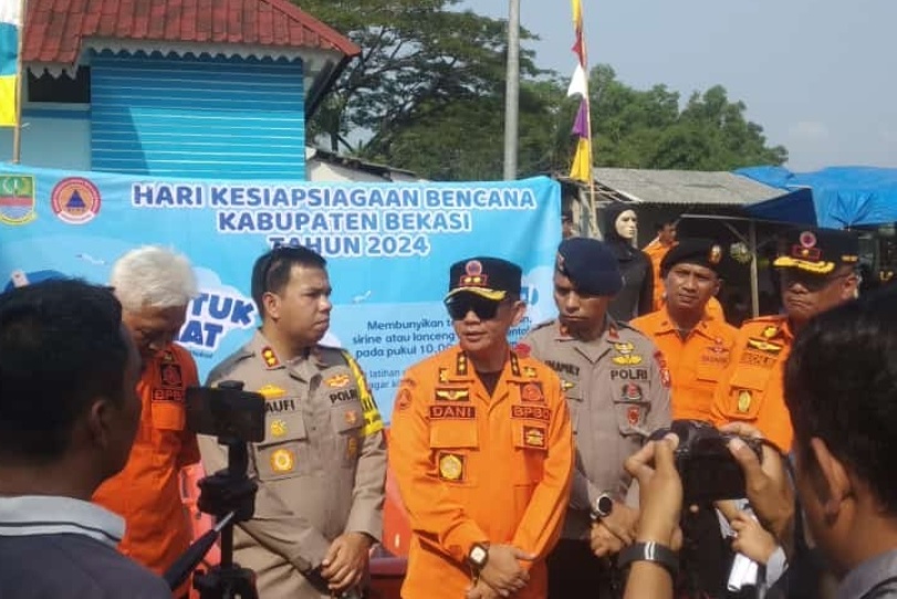 Pj Bupati Bekasi Bagikan Kartu BPJS Bagi Para Relawan BPBD