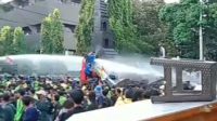 Aksi Mahasiswa Saat May Day Diwarnai Tembakan Water Canon, Massa Aksi Berhamburan Aksi Mahasiswa Saat May Day Diwarnai Tembakan Water Canon, Massa Aksi Berhamburan