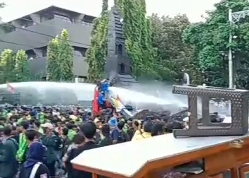 Aksi Mahasiswa Saat May Day Diwarnai Tembakan Water Canon, Massa Aksi Berhamburan