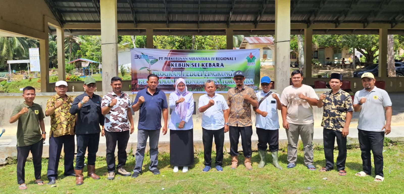 Penyerahan dan Penanaman Bibit Pohon Regional I Kebun Sei Kebara di Desa Torgamba