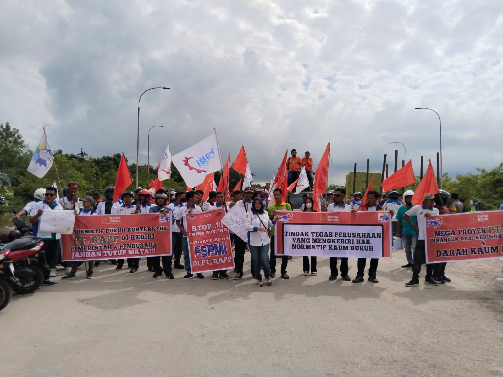 Terus Memperjuangkan Hak Buruh, FSPMI Riau Lakukan Aksi Didua Titik Krusial Kabupaten Pelalawan