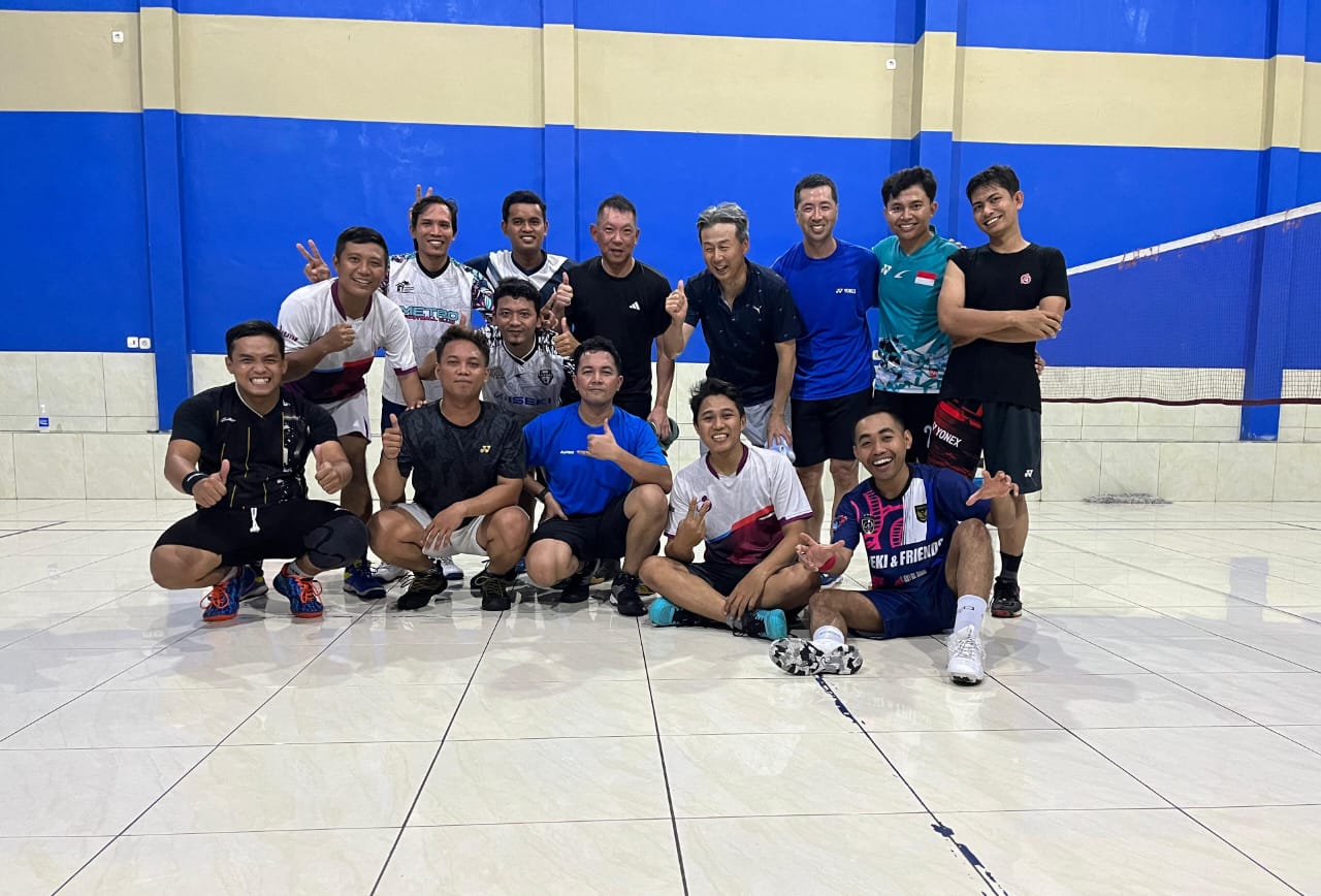 Latihan Bulutangkis PUK SPAMK FSPMI PT. ISEKI Indonesia Membangun Harmonisasi Antara Pekerja dan Presiden Direktur