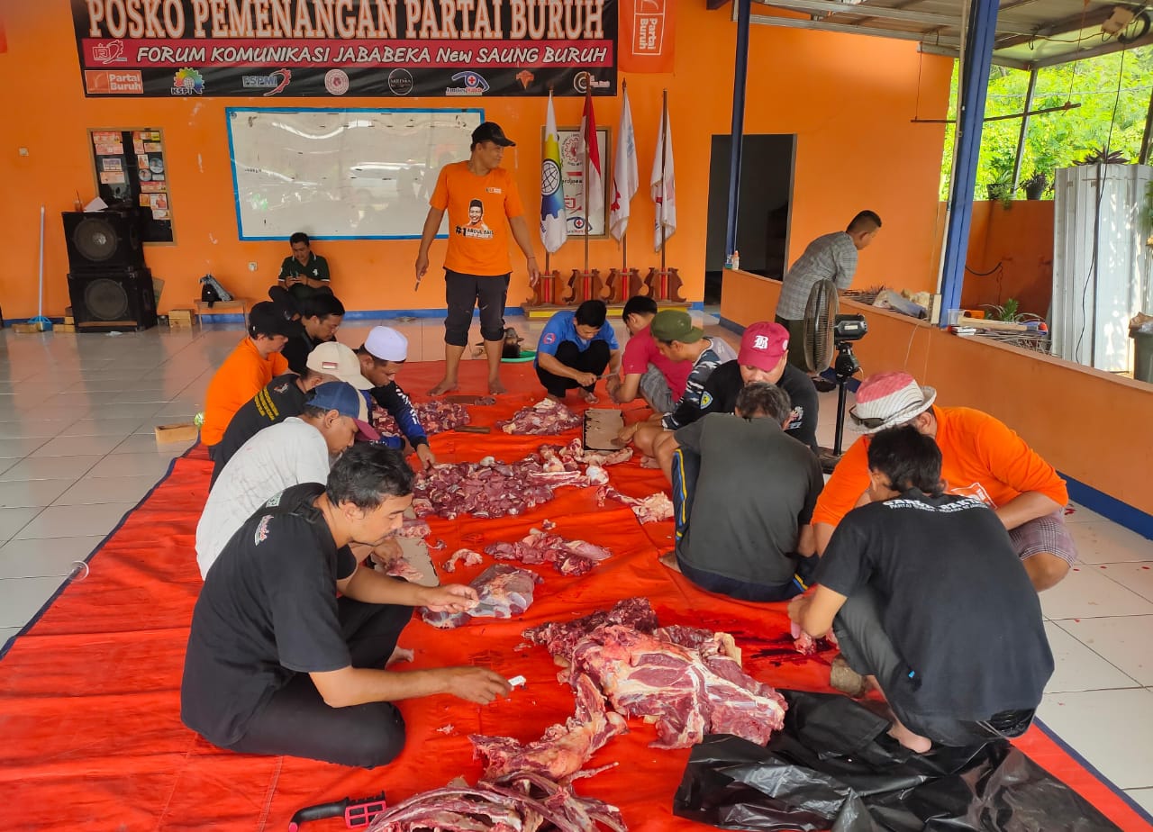 FKJ Bersama Garda Metal Jababeka dan Jamkeswatch Kabupaten Bekasi Laksanakan Qurban di Saung Buruh