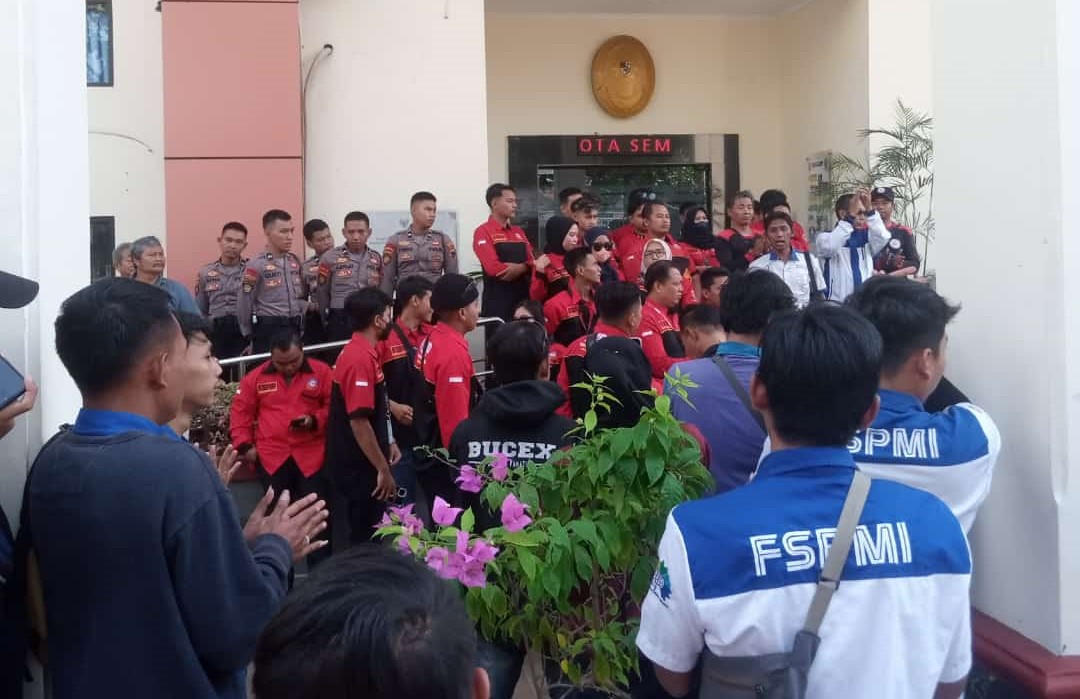 Buruh Jawa Tengah Kembali Gelar Aksi Pengawalan Sidang Gugatan UMK oleh Apindo