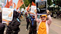 Marak PHK Massal, Ribuan Buruh Lakukan Aksi Unjuk Rasa