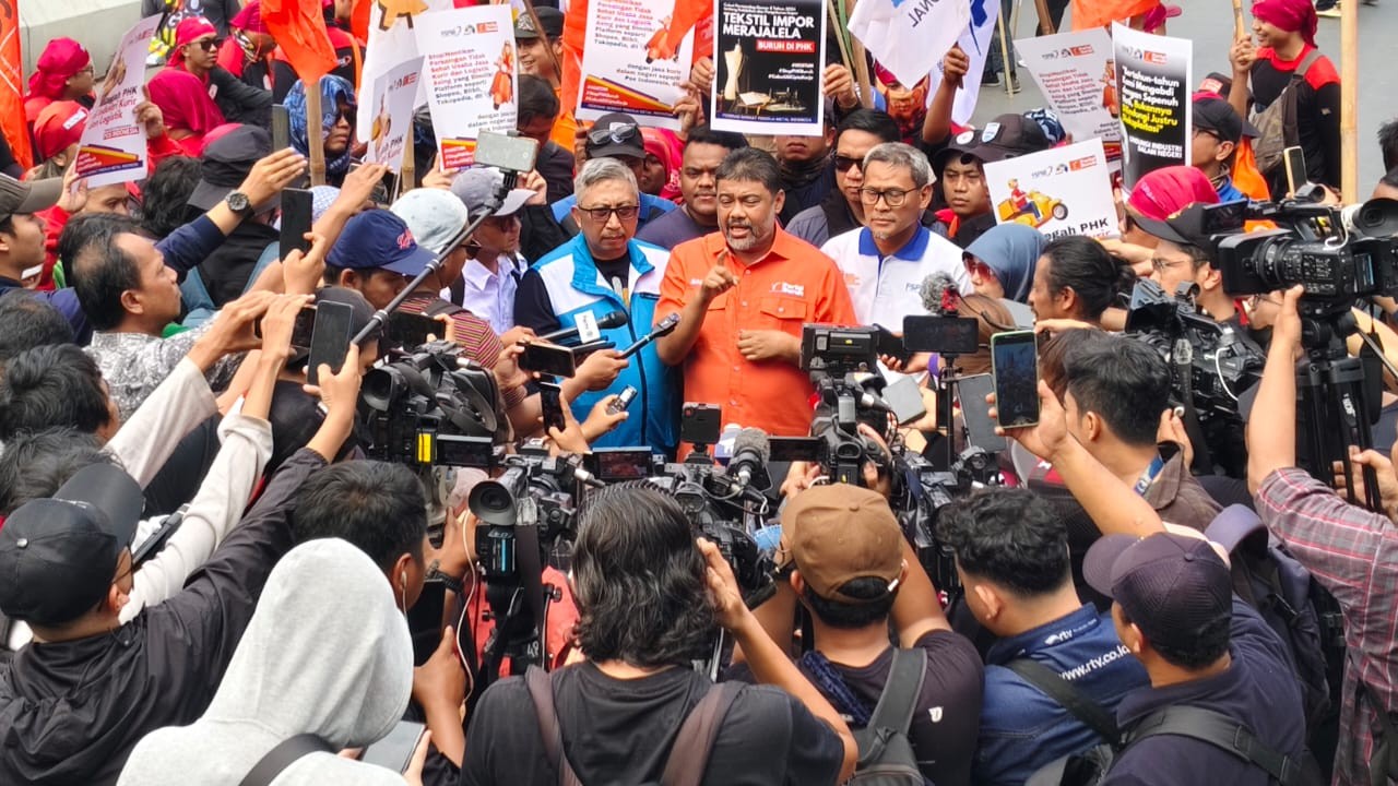 Bukan Hanya Buruh Tekstil, PHK Juga Hantui Buruh Logistik