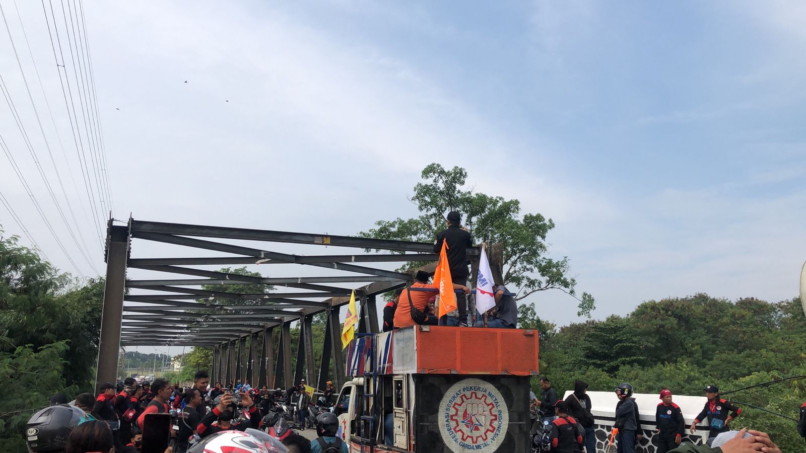 Massa Aksi Buruh Bekasi Blokir Jembatan Eks Omah Buruh