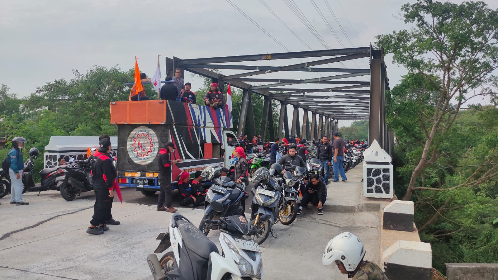 Usai Keliling Kawasan, Massa Aksi Lakukan Reuni di Jembatan Eks Omah Buruh