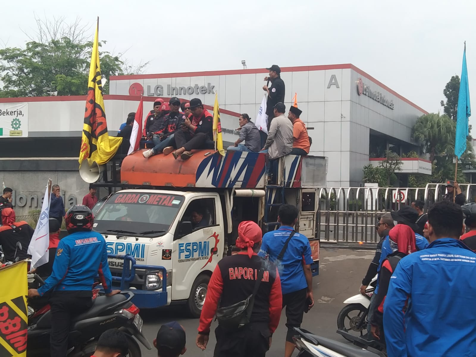 Massa Aksi Buruh Sambangi PT. LG Innotek Indonesia Sebelum Geruduk Kantor Bupati Bekasi