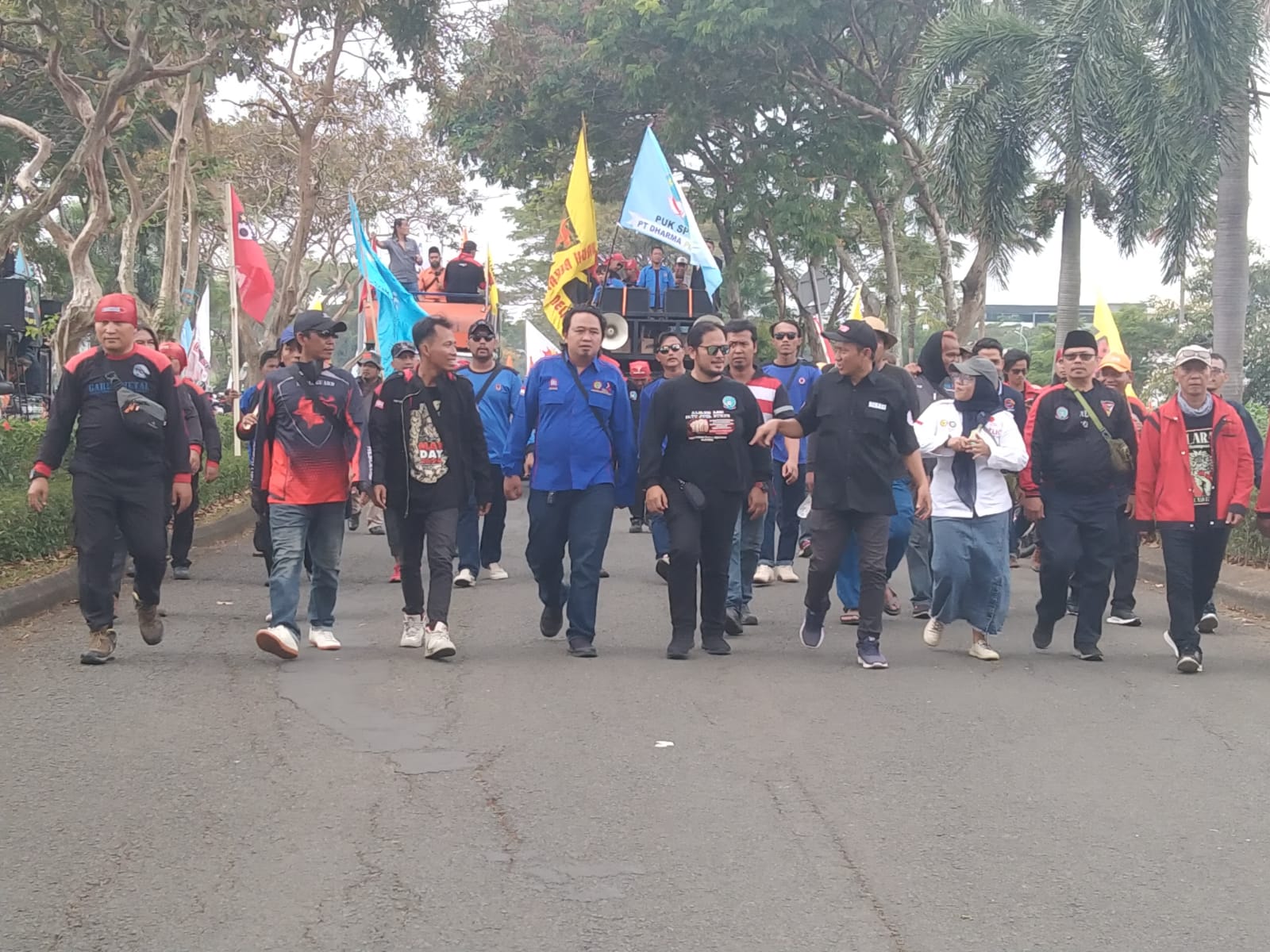 Massa Aksi Buruh Bekasi Masuki Komplek Pemda dengan Berjalan Kaki