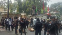 Ratusan Warga Gresik Gelar Demo Tuntut Wajib Belajar 12 Tahun Tanpa Biaya dan Hapus Pungli