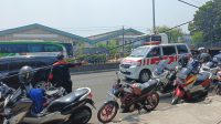 Massa Unjuk Rasa Buruh Depan PT Suzuki Istimewakan Ambulans Lewat Massa Unjuk Rasa Buruh Depan PT Suzuki Istimewakan Ambulans Lewat