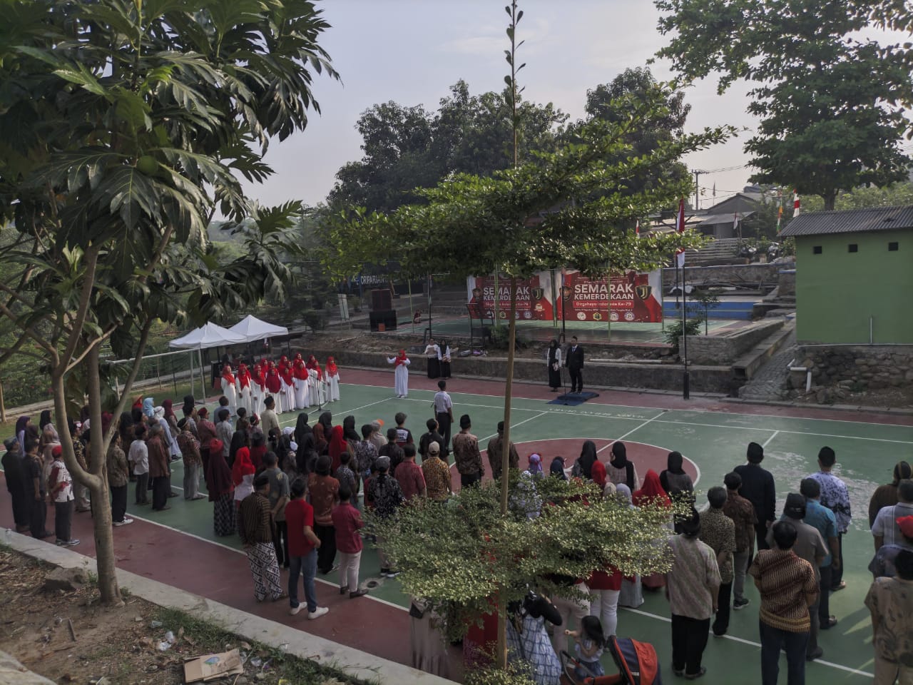 Perdana Pengibaran Bendera Merah Putih HUT 79 RI oleh Warga Blok J Perumahan Mega Regency