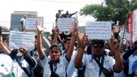 Perjuangkan Anggota yang di PHK, FSPMI Demo Gudang Indomaret Sidoarjo