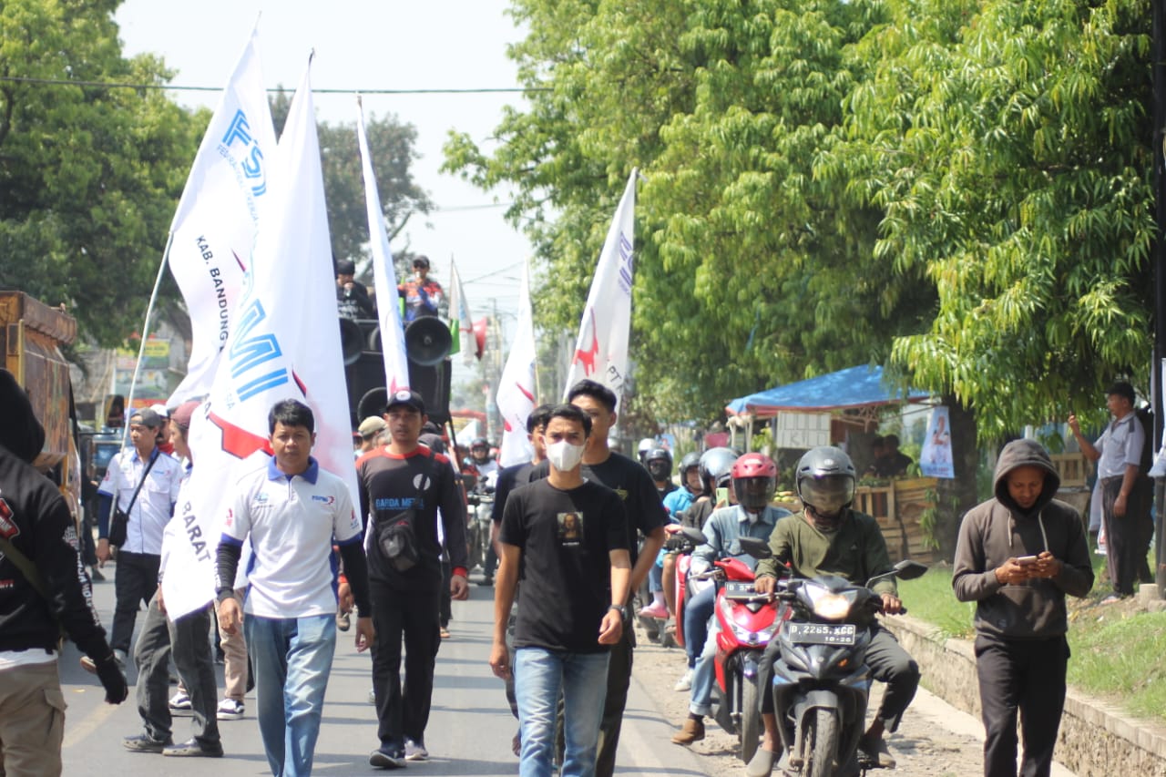 Tuntut Kenaikan Upah Sesuai KHL 100 %, FSPMI Bersama Gabungan Buruh Bandung Barat Gelar Aksi Unjuk Rasa ke Kantor DPRD