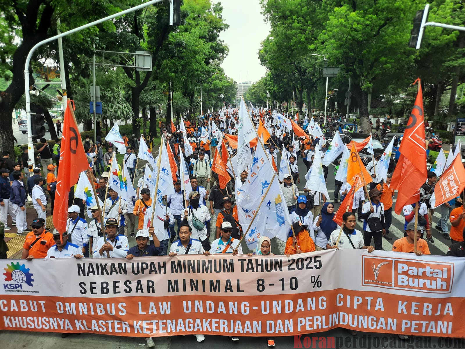 Tuntut Kenaikan Upah 8-10%, Buruh Ancam Mogok Nasional