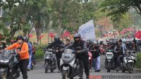 Buruh Bekasi Dorong Motor Saat Memasuki Komplek Pemda Kabupaten Bekasi Buruh Bekasi Dorong Motor Saat Memasuki Komplek Pemda Kabupaten Bekasi