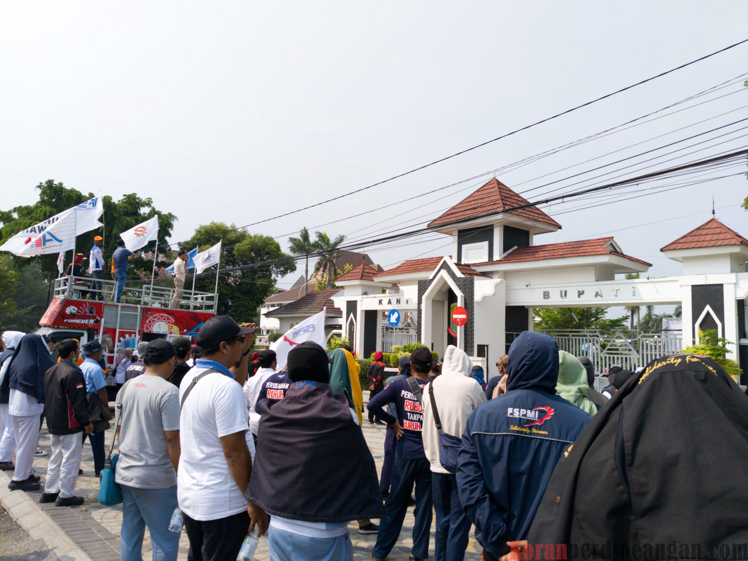 FSPMI Kabupaten Karawang Gelar Aksi Unjuk Rasa Terkait Penetapan UMK 2025