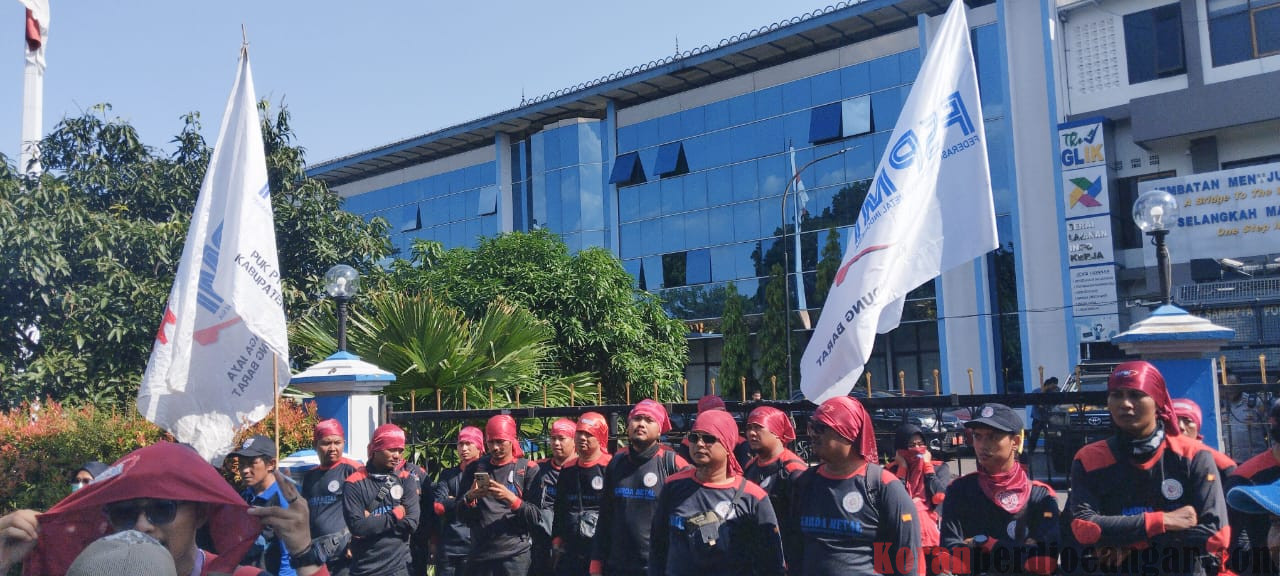 Tuntut Naik Upah 2025 sebesar 8-10% dan Cabut UU Cipta Kerja, Buruh FSPMI Sambangi Disnakertrans Jabar