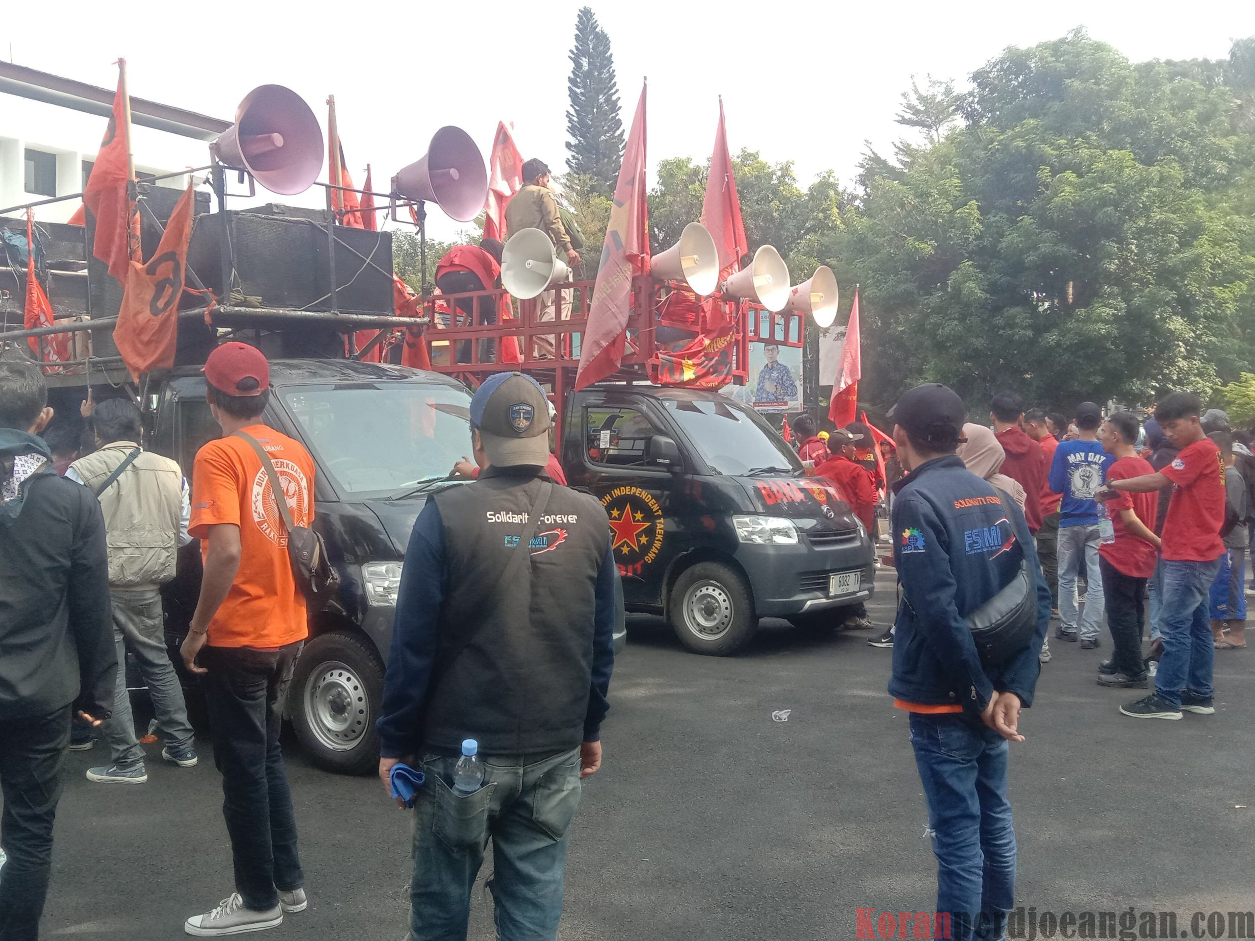 Buruh Pabrik Subang Menuntut UMK Tahun 2025, Naik sebesar 10 %, Kadisnaker akui Kesalahan