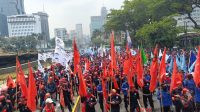 Kawal Pembacaan Putusan Uji Materi UU Cipta Kerja, Ribuan Buruh Penuhi Bundaran Patung Kuda Kawal Pembacaan Putusan Uji Materi UU Cipta Kerja, Ribuan Buruh Penuhi Bundaran Patung Kuda