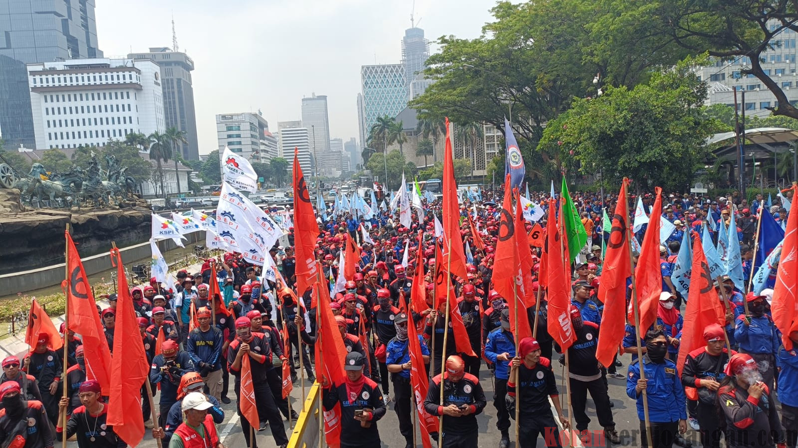 Kawal Pembacaan Putusan Uji Materi UU Cipta Kerja, Ribuan Buruh Penuhi Bundaran Patung Kuda