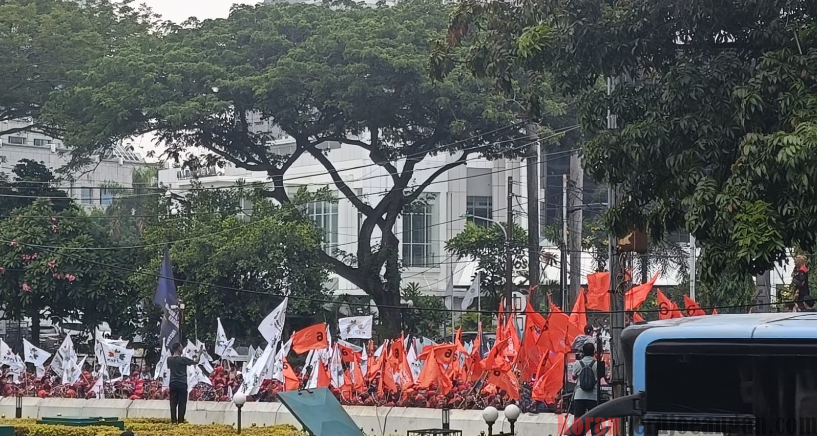 Hari Ini Pembacaan Putusan Uji Materiil Terhadap UU Cipta Kerja Oleh MK, Ribuan Buruh Unjuk Rasa di Patung Kuda