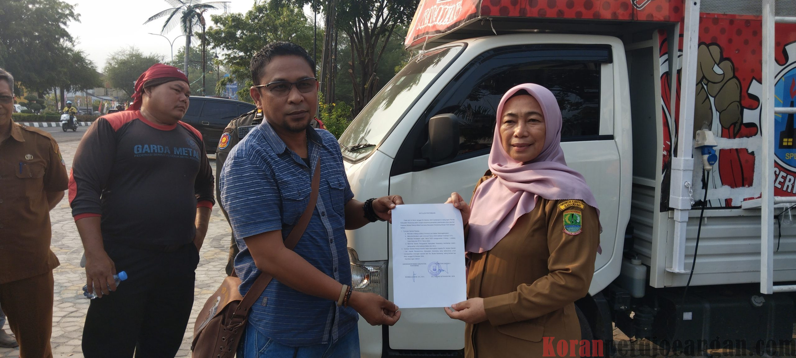 Demo Buruh FSPMI Karawang, Bupati Tidak ada di Kantor, Kadisnakertrans Karawang Rosmalia Dewi Janji akan Buat Surat Rekomendasi