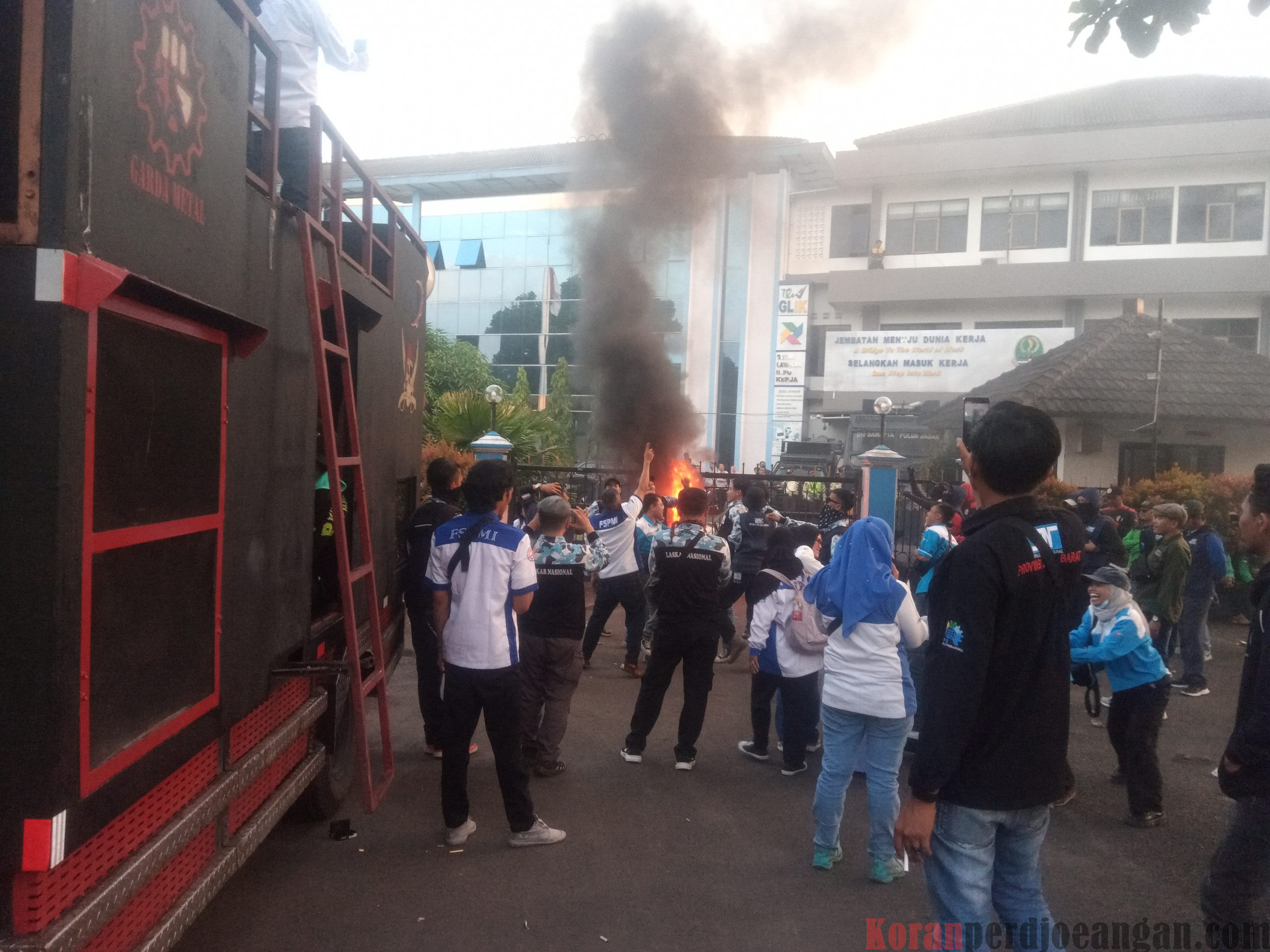Demo Tuntut Naik Upah dan Cabut UU Cipta Kerja, Massa Buruh Siap Bermalam di Disnakertrans Jabar