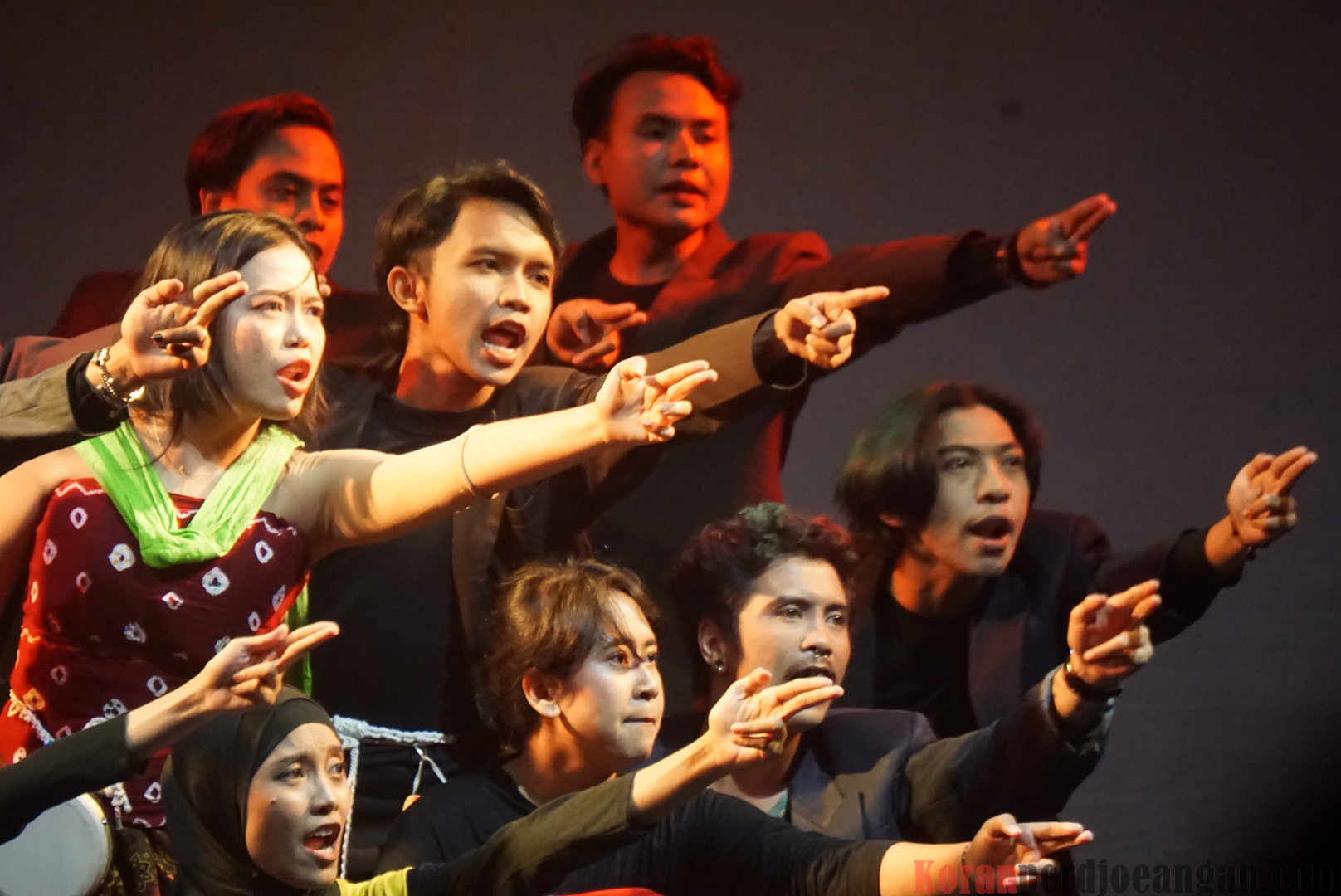 Kabiro Media Perdjoeangan Jatim Ajak Timnya Melihat Teater Bertajuk Grafito