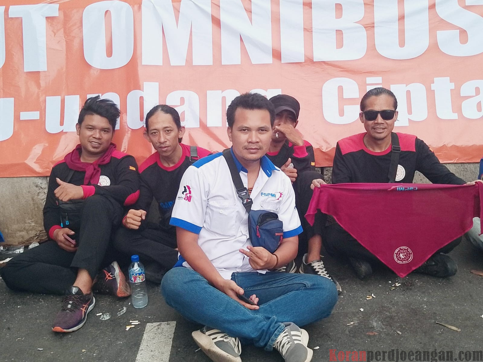 Buruh Win Textile Rayakan Kemenangan di Depan Gedung Mahkamah Konstitusi (MK)