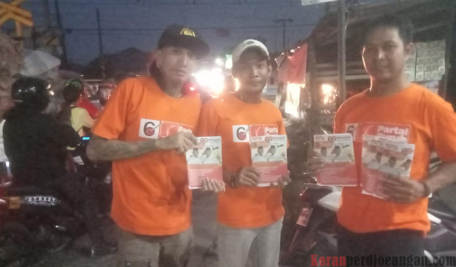 SPL FSPMI Gunung Raja Paksi Sosialisasikan Pasangan Ade Kuswara Kunang – Asep Surya Atmaja di Perlintasan Kereta Api