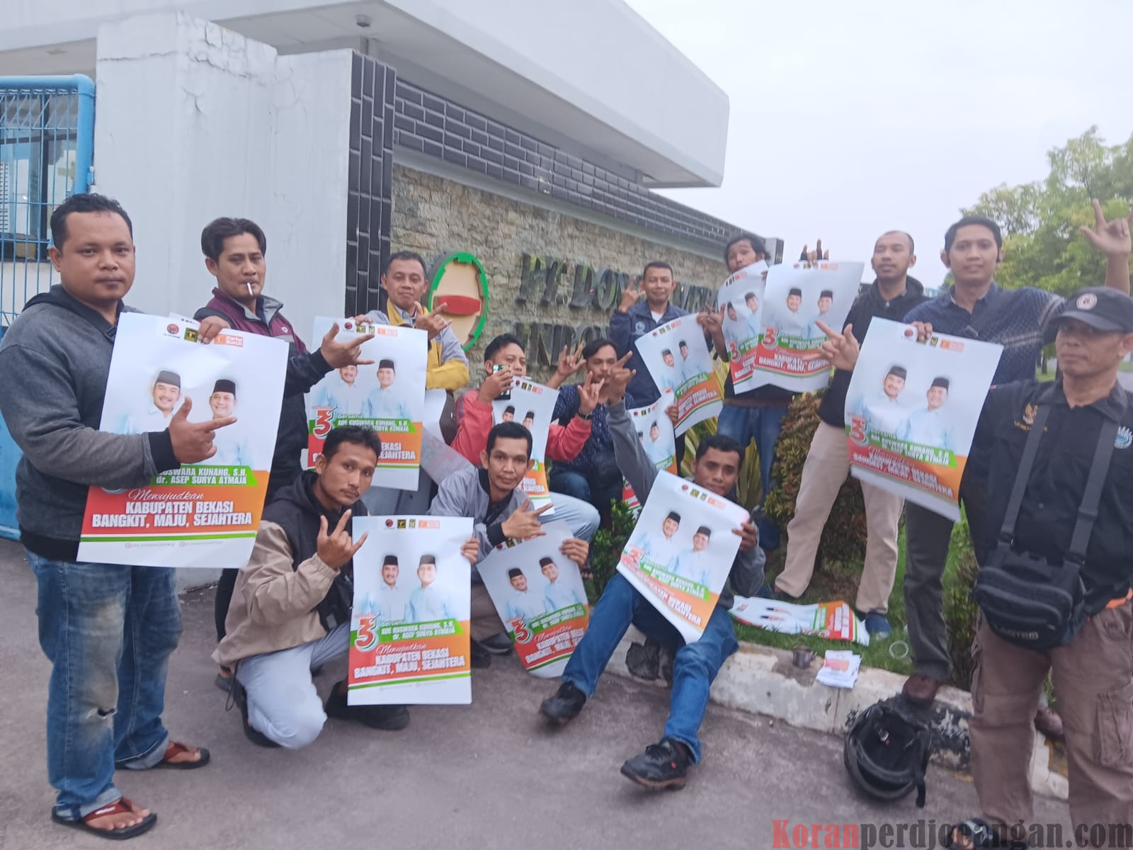 PUK SPL FSPMI PT. Dongil Bagikan Pamflet Pasangan Calon Bupati Bekasi Nomor 3