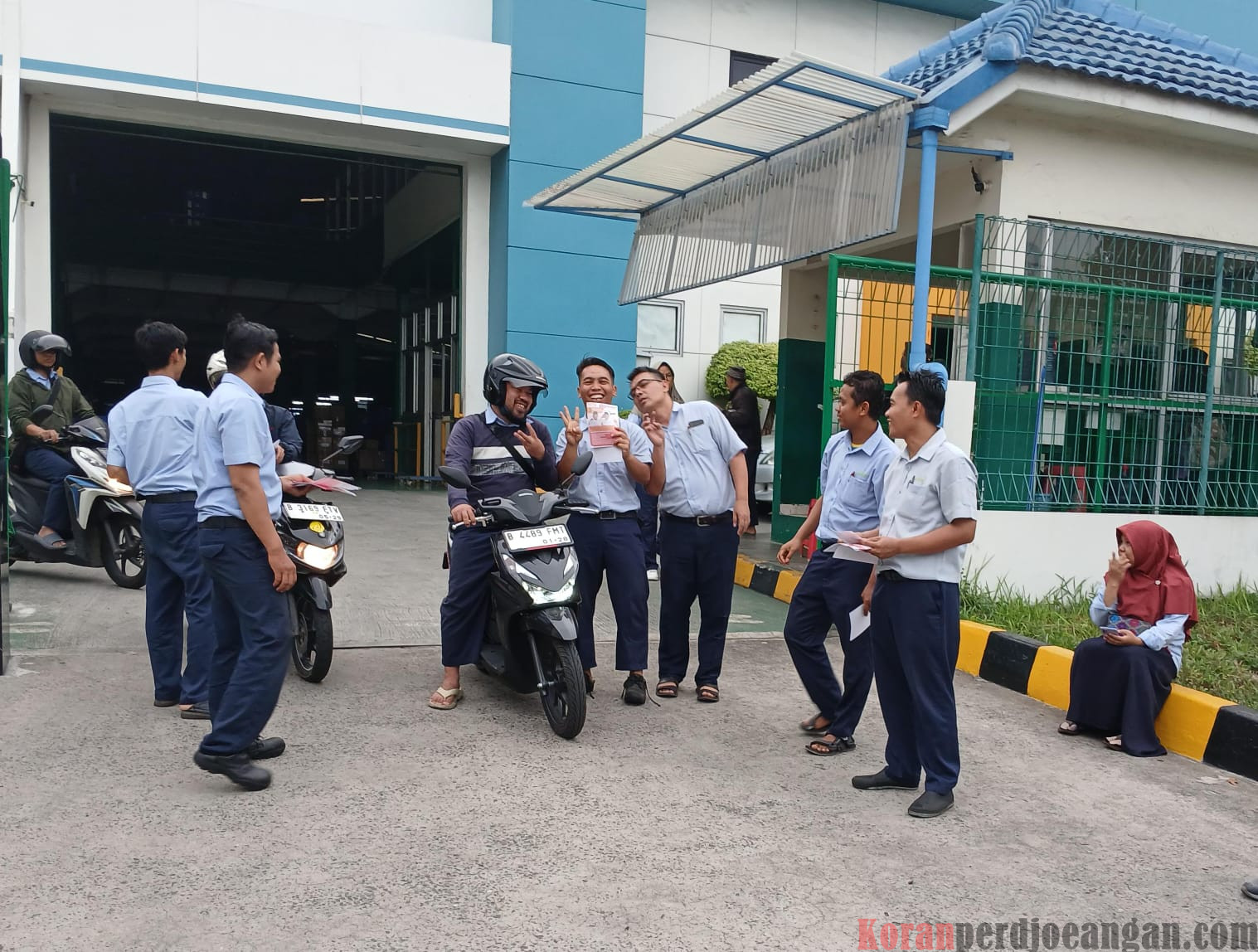 Pengurus PUK Asianet Spring Indonesia Adakan Sasapa di Depan Gerbang Perusahaan