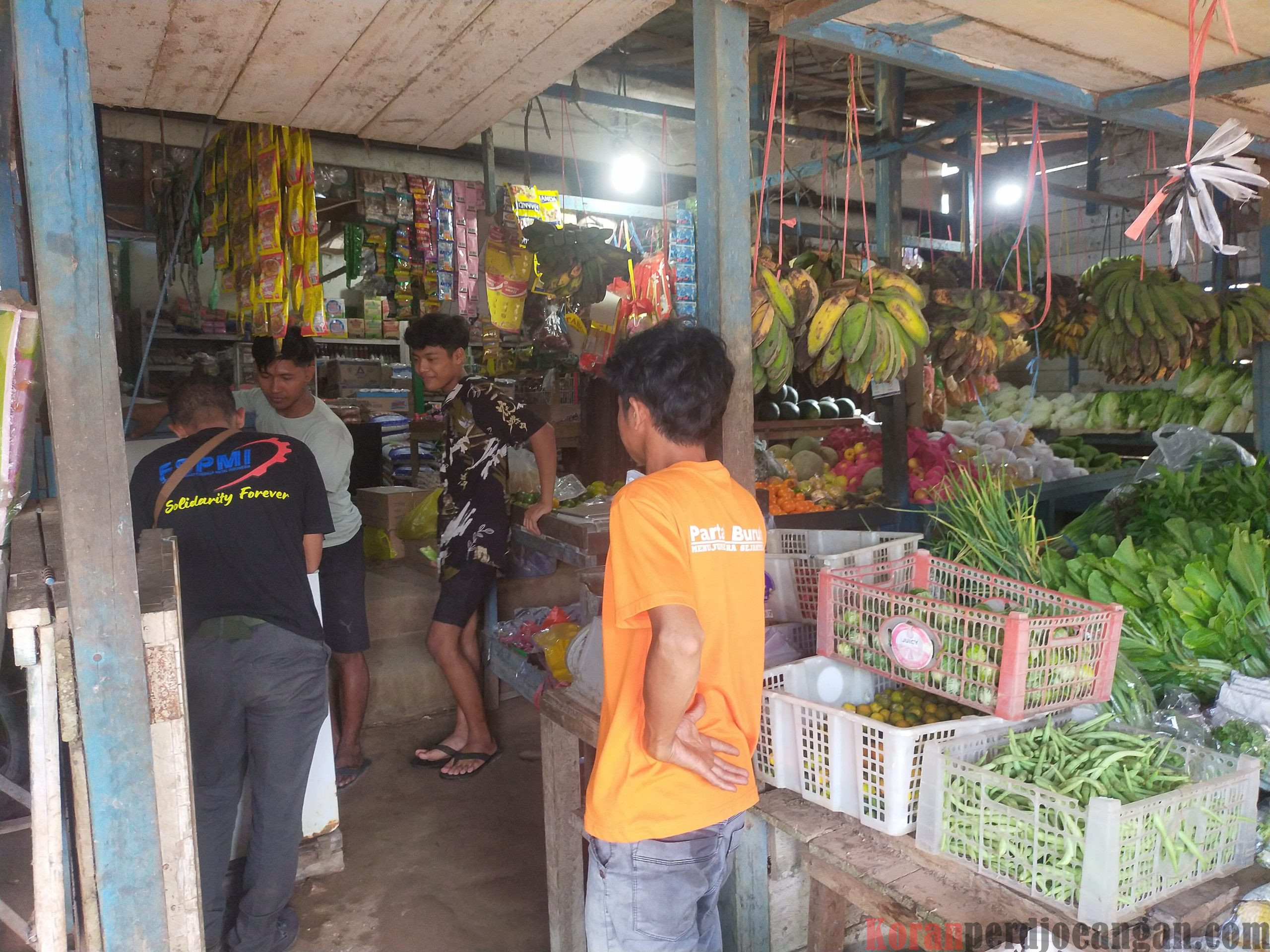 KC FSPMI Ketapang Lakukan Survey Harga Bahan Pokok di Pasar Marau Kecamatan Marau Kabupaten Ketapang