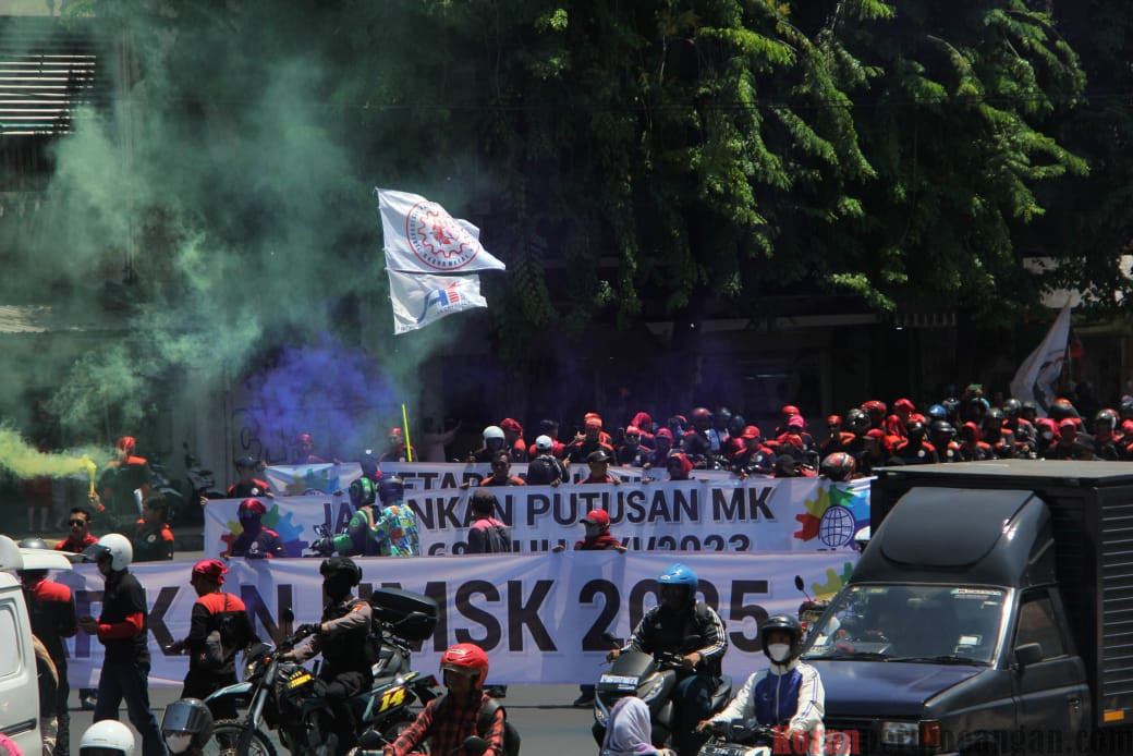 Aksi Lanjutan KSPI Tuntut Kenaikan Upah Minimum 2025 di Jawa Timur Sebesar 10%