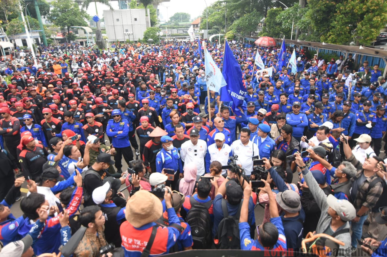 Aksi Ribuan Buruh di Kemenaker RI: Jangan Tetapkan Upah Minimum 2025 Berdasarkan PP 51