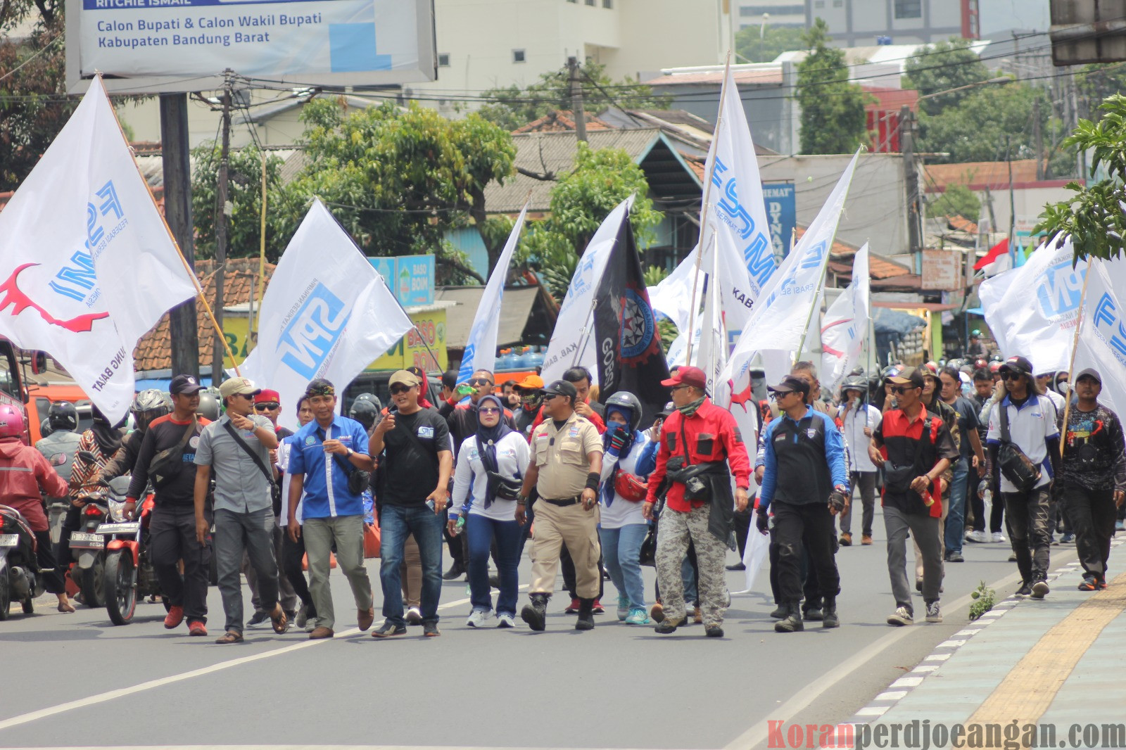Tuntut Kenaikan Upah Tahun 2025, Aliansi 6 Serikat Pekerja Serikat buruh Kabupaten Bandung Barat Lakukan Aksi longmarch Kepung Kantor Bupati Bandung Barat