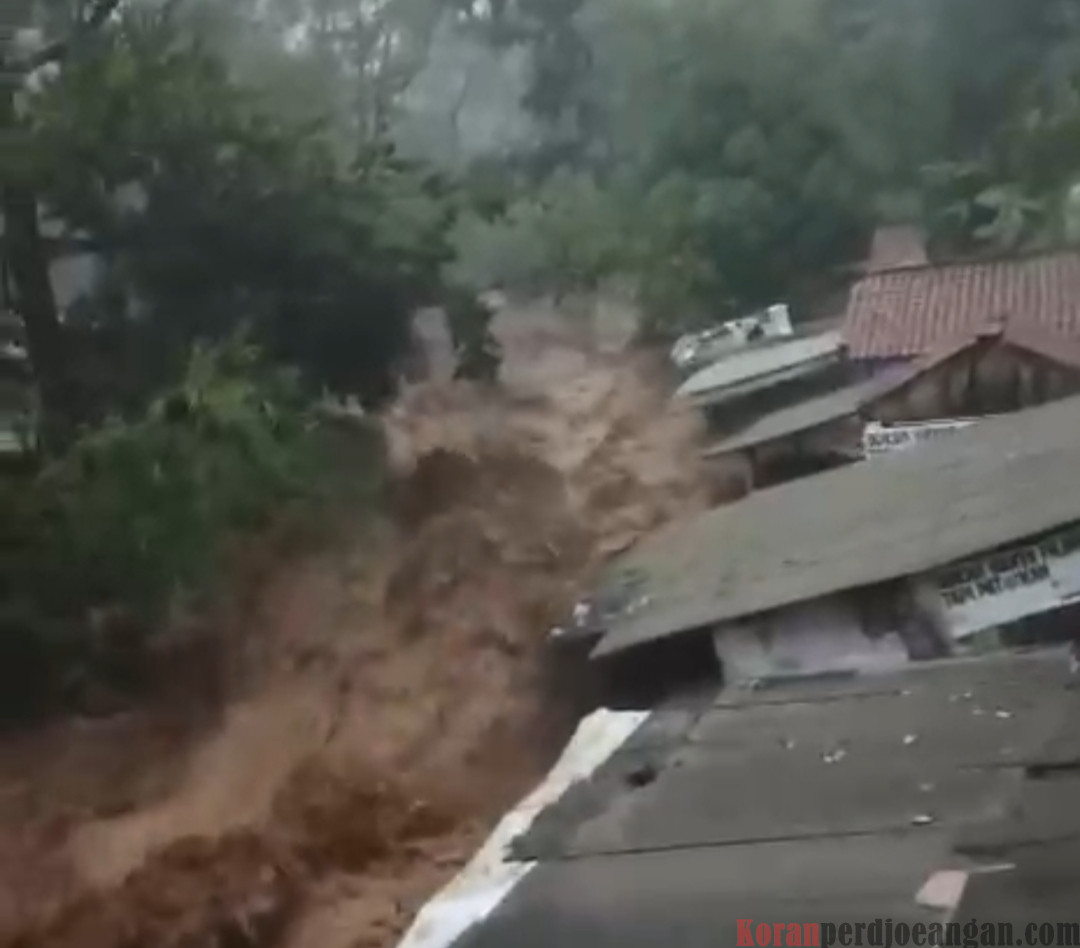 Hujan Deras Picu Banjir Bandang Curug Cigentis Karawang