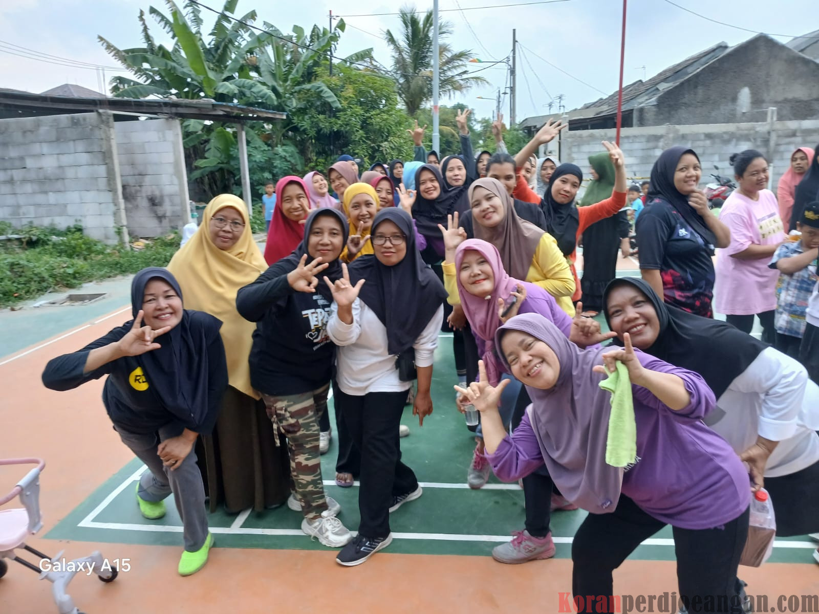 Tim Pemenangan Ade Kuswara Kunang dan Asep Surya Atmaja Adakan Senam Bersama Ibu-Ibu Perumahan