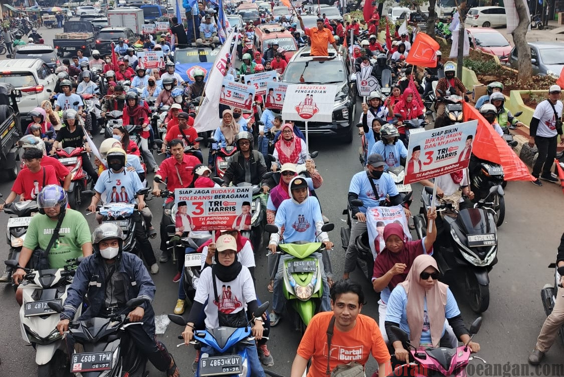 Hadiri Kampanye Akbar Pasangan Ridho, Warga Banjiri Jalan Insinyur Juanda Kota Bekasi