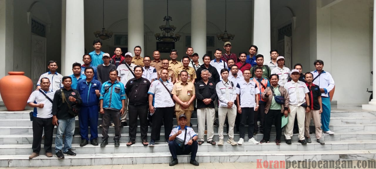 PJ Bupati Purwakarta Merespon Keinginan Buruh FSPMI Dengan Menunggu Arahan Dari Pemerintah Pusat Prihal Pengupahan 2025