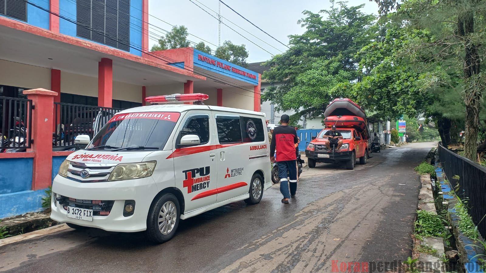 Team TPU & Ambulans Mercy Maksimalkan Bantu Pencarian Korban Hanyut di Perumahan Mega Regency