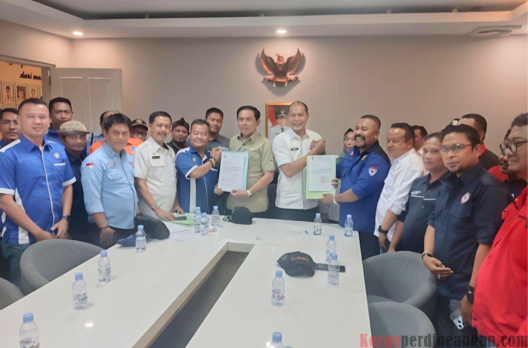 Sekretaris Daerah Bersama Ketua DPRD Karawang Terima Aspirasi Buruh untuk Disampaikan ke Kemnaker RI