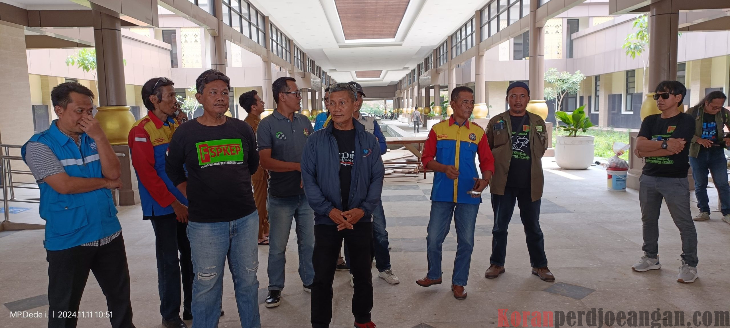 Ratusan Buruh Gruduk Disnakertrans Serang Kawal Putusan MK