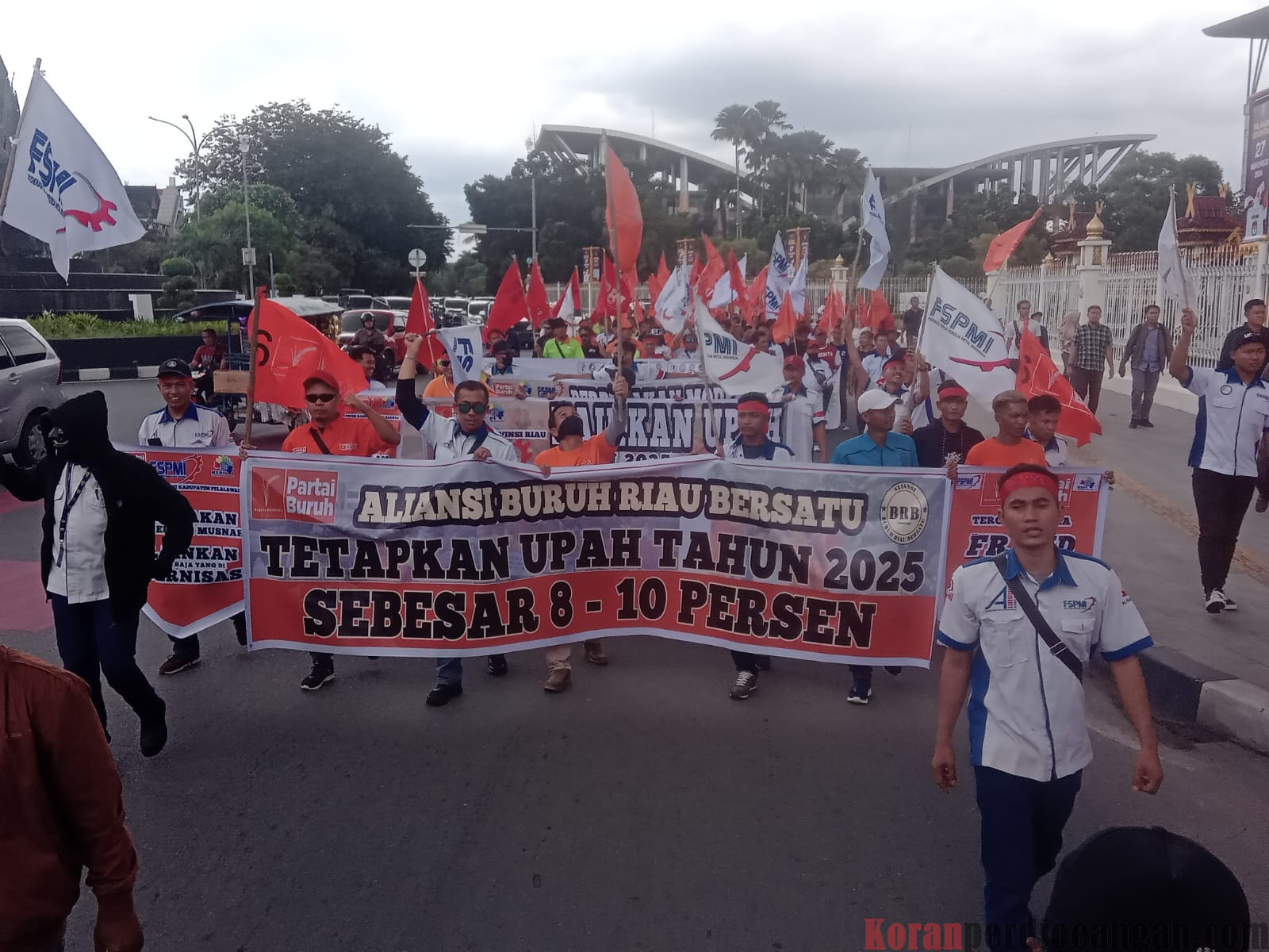 Geruduk Kantor Gubernur Riau, Partai Buruh dan Aliansi Minta Upah Tahun 2025 Naik 8-10%