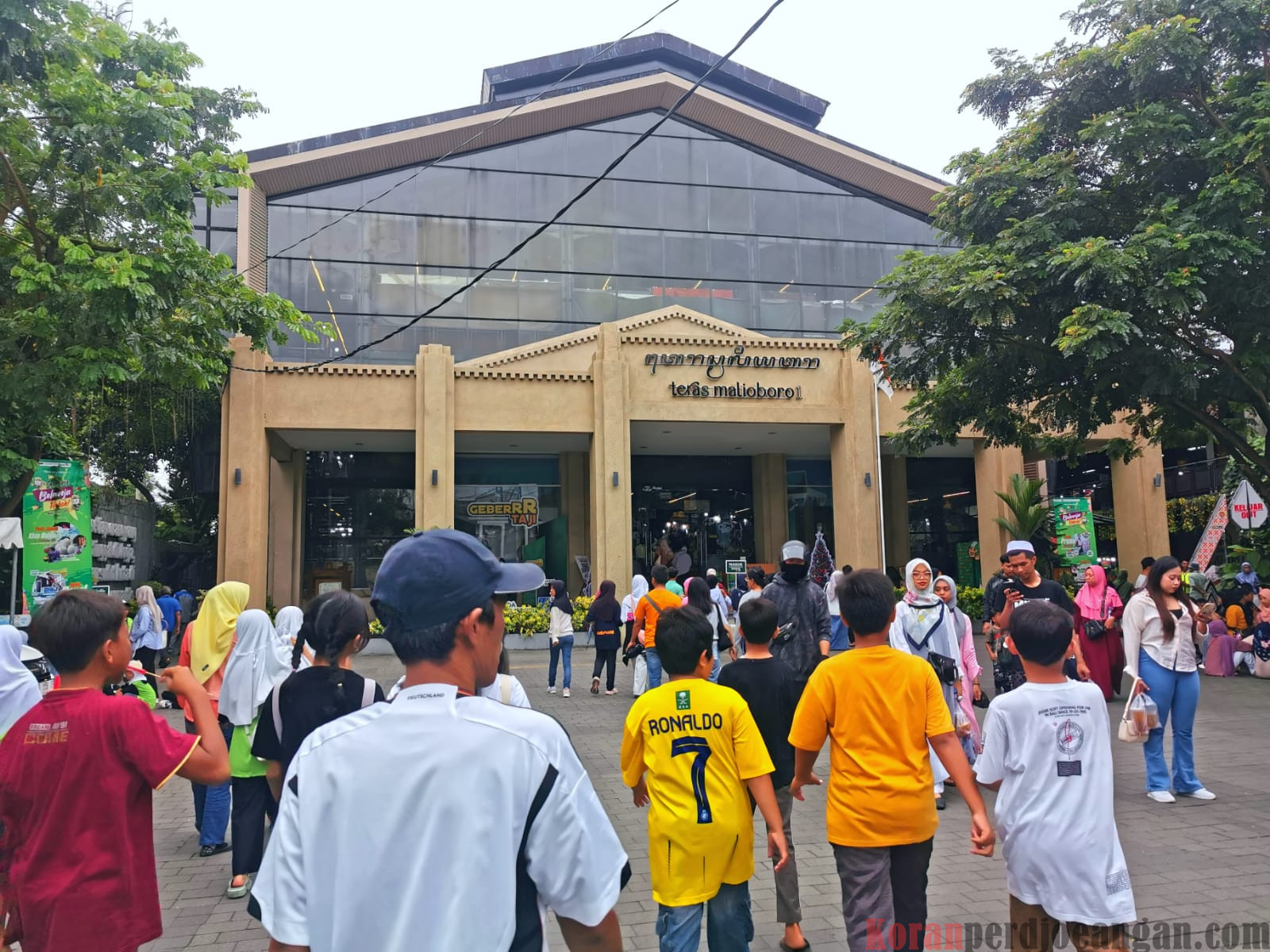 Menjelang Libur Akhir Tahun, Teras Malioboro 1 Yogyakarta Mulai Banyak Pengunjung Luar Kota