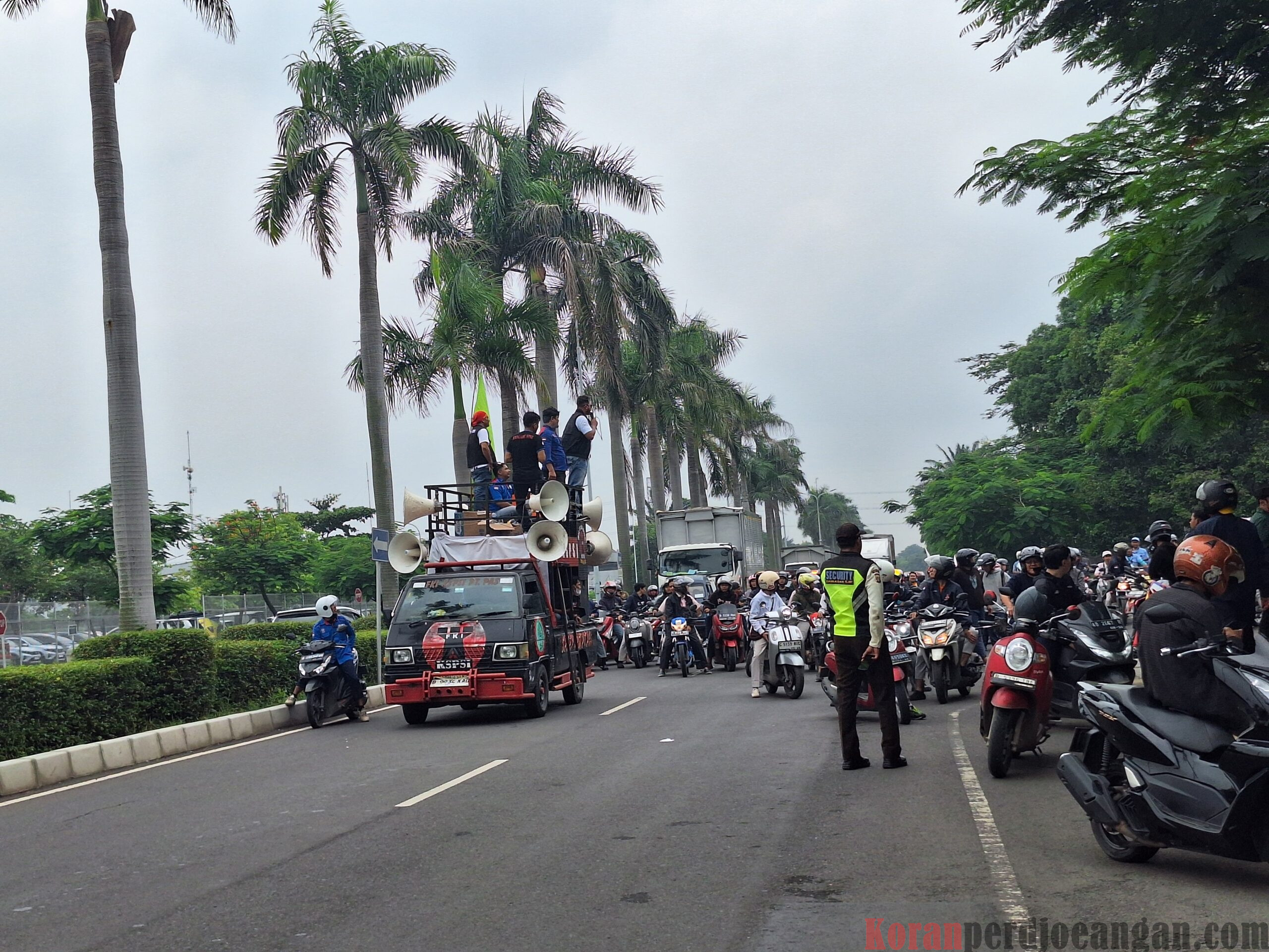 Buntut SK UMSK Tak Sesuai Harapan, Buruh Bekasi Tuntut Copot Bey Machmudin dari Jabatan Pj Gubernur Jawa Barat