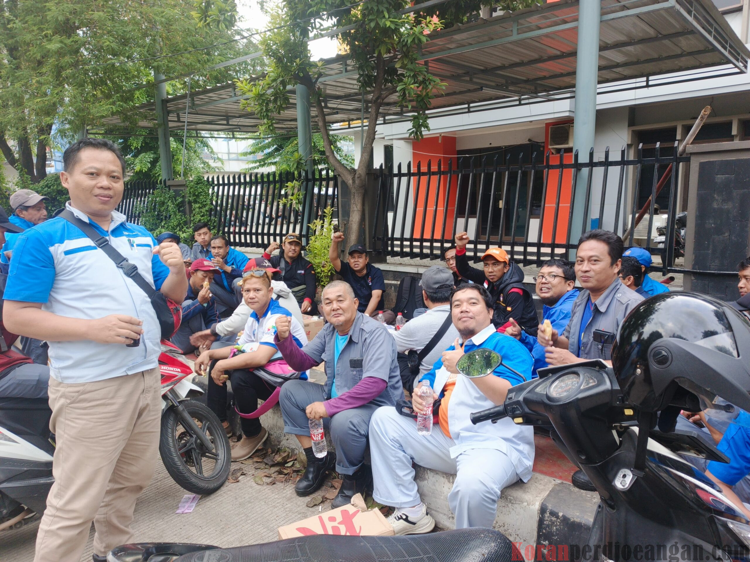 Ratusan Buruh Kawal Rapat Pleno Dewan Pengupahan Kota Bekasi